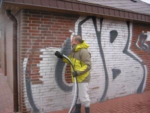 Мойка фасадов от граффити осуществляется с помощью специального оборудования и особых химических средств